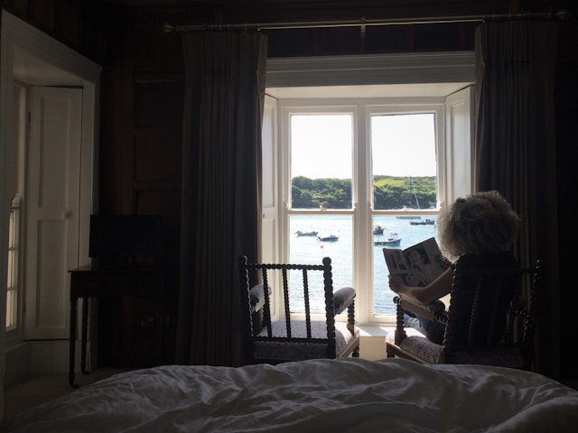 Osoba sa kovrdžavom kosom sedi u stolici kraj prozora i čita časopis<p dir=ltrKada promenite okruženje - drugi mirisi, zvuci i ritam dana - mozak počinje da drugačije obrađuje informacije. Novi kontekst smanjuje stres, menja prioritete i omogućava vam da vidite sebe i svet iz drugačijeg ugla. U nastavku možete pročitati kako i za&scaron;to putovanja oblikuju raspoloženje, percepciju i lični razvoj.<h2 dir=ltrZa&scaron;to putovanja menjaju pogled na svet?</h2<p dir=ltrKada se nađete u novom mestu, va&scaron;a pažnja postaje o&scaron;trija. Mozak ne može da se osloni na automatizovane obrasce pona&scaron;anja, pa se aktivno fokusira na detalje - od načina na koji ljudi ulaze u autobus do toga kako se pozdravljaju na ulici.<p dir=ltrTa pojačana budnost nije samo radoznalost, već odgovor nervnog sistema koji vam pomaže da se snađete u nepoznatom okruženju. Istraživanja iz kognitivne psihologije pokazuju da izlaganje novim iskustvima povećava fleksibilnost razmi&scaron;ljanja i smanjuje sklonost ka stereotipima.<p dir=ltrČak i kratko putovanje može naru&scaron;iti ustaljene mentalne &scaron;eme. Kada vidite da ljudi u drugoj zemlji re&scaron;avaju iste probleme na drugačiji način - bilo da je reč o organizaciji gradskog prevoza ili načinu posluživanja kafe - postaje jasno da va&scaron; model sveta nije univerzalan.<p dir=ltrNe prihvatate automatski tuđe običaje, ali počinjete da shvatate da postoje različiti pristupi istim stvarima. Ta svest je osnova &scaron;ire perspektive i smanjenja rigidnosti u mi&scaron;ljenju.<h2 dir=ltrKako nova mesta oblikuju emocionalno stanje</h2<p dir=ltrPrekid rutine ima direktan uticaj na raspoloženje. Kada ste u okruženju koje ne podseća na svakodnevne obaveze, um lak&scaron;e prelazi u stanje opu&scaron;tenosti.<p dir=ltrČak i u gradu koji ne poznajete, sama činjenica da niste okruženi poznatim okidačima stresa - radnim stolom, kućnim obavezama, ustaljenim rasporedom - omogućava nervnom sistemu da se oporavi. Istraživanja pokazuju da čak i kratka putovanja mogu smanjiti nivo kortizola, hormona stresa.<p dir=ltrEmocionalni odgovor na putovanje ne zavisi samo od destinacije, već i od toga koliko ste spremni da se prepustite iskustvu. Na primer, par koji je proveo vikend u malom primorskom mestu u Crnoj Gori kasnije je pričao kako su po prvi put posle meseci uspeli da razgovaraju bez prekida, bez telefona i bez osećaja žurbe.<p dir=ltrNije bilo reči o luksuznom sme&scaron;taju ili posebnim aktivnostima - promena konteksta im je omogućila da vide jedno drugo izvan uobičajenih uloga. Takvi trenuci često ostaju upečatljiviji od samih fotografija.<p dir=ltr<img class=fr-dib fr-draggable src=/login/images/pexels-dkomov-34803970---4930dc31cce5eae187fcfb9fbb8614e9032f592d.jpg style=width: 100%; alt=Laptop sa editorom koda na drvenom stolu pored šolje i saksije<h2 dir=ltrUčenje kroz razlike i kulturne navike</h2<p dir=ltrIskustva koja vas izvlače iz rutine i otvaraju nove perspektive najče&scaron;će su ona u kojima se suočavate sa načinima života različitim od va&scaron;ih. Na primer, kada vidite da porodica u Italiji ručak doživljava kao vi&scaron;esatni ritual, a ne kao obavezu između sastanaka, počinje da vam se preispituju sopstvene navike.<p dir=ltrNije reč o idealizaciji tuđeg načina života, već o postajanju svesnijim sopstvenih izbora i automatizama.<p dir=ltrRazlike ne moraju biti dramatične da bi imale efekat. Dovoljno je primetiti da ljudi u drugoj zemlji ne žure na isti način, da im je važnije da razgovaraju sa prodavcem nego da brzo obave kupovinu ili da deci dozvoljavaju da se igraju napolju bez stalnog nadzora.<p dir=ltrTakva zapažanja ne znače da treba da preselite porodicu ili promenite sistem vrednosti. Ali otvaraju prostor za razmi&scaron;ljanje o tome &scaron;ta vam je zaista važno, a &scaron;ta ste preuzeli kao naviku iz okoline.<p dir=ltrKada se vratite kući, možda nećete odmah primeniti sve &scaron;to ste videli, ali ne&scaron;to od tog iskustva ostaje kao tihi podsetnik da postoje i drugi načini života.<h2 dir=ltrKako putovanja podstiču lični rast</h2<p dir=ltrLični rast tokom putovanja ne dolazi nužno iz velikih avantura ili egzotičnih destinacija. Često se de&scaron;ava u malim momentima - kada se izgubite u nepoznatom gradu i uspete da se snađete, kada komunicirate gestovima jer ne govorite jezik ili kada prihvatite da ne&scaron;to neće ići po planu.<p dir=ltrTakve situacije uče vas fleksibilnosti i toleranciji na neizvesnost, ve&scaron;tinama koje je te&scaron;ko steći u kontrolisanom okruženju svakodnevice.<p dir=ltr<a href=https://triptop.rs/Putovanja koja &scaron;ire vidike i pune du&scaron;u</a takođe pružaju priliku da se vidite u drugačijem svetlu. Kada niste ograničeni ulogama koje imate kod kuće - roditelj, zaposleni, kom&scaron;ija - lak&scaron;e je istražiti druge strane svoje ličnosti.<p dir=ltrMožda ćete otkriti da vi&scaron;e volite spontanost nego &scaron;to ste mislili ili da vam odgovara sporiji tempo života. Ta saznanja mogu uticati na to kako ćete organizovati život i nakon povratka.<p dir=ltr<a href=https://www.mojodmor.rs/blog/4-saveta-kako-da-se-sa-lakocom-pripremite-za-putovanje.htmlKoristan savet</a za one koji žele da iz putovanja izvuku vi&scaron;e od povr&scaron;nog odmora jeste da svesno planiraju vreme za refleksiju. To ne mora biti formalno - dovoljno je da tokom večeri ili &scaron;etnje razmislite o tome &scaron;ta vas je iznenadilo, &scaron;ta vam se dopalo, a &scaron;ta vas je nateralo na preispitivanje stavova.<p dir=ltrPisanje kratkih bele&scaron;ki ili razgovor sa saputnikom može pomoći da utisci ne ostanu samo niz osećaja, već da postanu iskustva sa dugotrajnijim uticajem.<p dir=ltrKada <a href=https://www.mojodmor.rs/blog/top-5-najlepsih-destinacija-u-regionu-koje-mozete-obici-za-vikend.htmlbirate destinaciju</a, ne morate se fokusirati samo na to &scaron;ta želite da vidite, već i na to kako želite da se osećate. Neka mesta nude mir i prostor za razmi&scaron;ljanje, druga energiju i druženje, treća izazov i istraživanje.<p dir=ltrAko znate &scaron;ta vam u tom trenutku nedostaje - da li odmor od obaveza, inspiracija ili promena perspektive - lak&scaron;e ćete izabrati putovanje koje će vam doneti vi&scaron;e od fotografija. Nije presudno koliko daleko idete, već koliko ste spremni da se otvorite prema onome &scaron;to novo okruženje nudi.