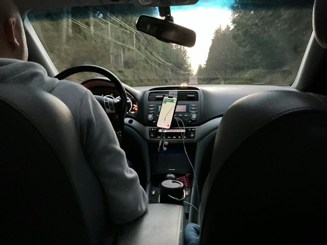 Pogled iz zadnjeg sedišta na vozača, upravljač i telefon sa navigacijom na držaču<p dir=ltrDuga vožnja automobilom brzo postaje naporna ako se ritam puta ne prilagodi putnicima - prvih sat vremena prolazi uz muziku i razgovor, a onda kilometri postaju monotoni i pažnja počinje da opada. Zabava u kolima tada nije samo način da se vreme brže provede, već i alat za očuvanje koncentracije i raspoloženja svih u vozilu. Kada se sadržaj i pauze dobro usklade, put deluje kraće - u nastavku donosimo konkretan raspored aktivnosti za vožnju i za trenutke odmora.<h2 dir=ltrZa&scaron;to dug put brzo zamara</h2<p dir=ltrMonotonija na putu retko dolazi od same udaljenosti, već od ponavljanja istih senzacija- isti zvuk motora, slična scena kroz prozor, nedostatak promene. Mozak se navikava na obrazac i gubi fokus, &scaron;to se kod vozača manifestuje kao pospanost, a kod putnika kao nemir i dosada. Ba&scaron; zato se putovanja od nekoliko sati čine mnogo dužim nego &scaron;to realno jesu.<p dir=ltrZamislite scenu: porodica krene rano ujutru, deca su budna i radoznala prvih pola sata, a onda utihnu čim autoput postane pravolinijski i bez znamenitosti. Roditelj na suvozačkom mestu poku&scaron;ava da održi razgovor, ali odgovori postaju sve kraći. Ovakav trenutak je signal da je vreme za promenu ritma, a ne za nastavak istog tempa vožnje.<p dir=ltrDugotrajna vožnja bez promene aktivnosti takođe povećava rizik od pada koncentracije vozača, jer se pažnja postepeno preusmerava sa puta na unutra&scaron;nje misli. Zato je bitno da zabava u kolima bude osmi&scaron;ljena tako da rasterećuje, a ne da dodatno zamara.<h2 dir=ltrKako rasporediti pauze i sadržaj</h2<p dir=ltrRitam putovanja se najbolje gradi kroz kombinaciju kretanja i mirovanja. Umesto da se sadržaj gomila na početku ili kraju puta, korisnije je da se raspoređuje u manjim intervalima, usklađenim sa planiranim pauzama. Tako svaki deo vožnje dobija sopstvenu svrhu i osećaj napretka.<p dir=ltrPraktičan pristup podrazumeva unapred definisane tačke zaustavljanja, na primer svakih sat i po do dva sata vožnje. Tokom tih pauza putnici mogu da se istegnu, popiju kafu ili pro&scaron;etaju nekoliko minuta, dok vozač ima priliku da odmori oči i osveži pažnju. Ovakav raspored sprečava da umor naraste do tačke kada postaje opasan po bezbednost.<p dir=ltrSadržaj koji se koristi tokom pauza može biti raznovrsniji nego onaj tokom same vožnje. Suvozač ili saputnici na zadnjim sedi&scaron;tima mogu, na primer, iskoristiti trenutak mirovanja da pogledaju kratak video, provere poruke ili se opuste uz digitalni sadržaj koji ne zahteva dugu koncentraciju. Ba&scaron; u tim intervalima, punoletni saputnici ponekad biraju i lak&scaron;e dostupne digitalne opcije, poput video-sadržaja za odrasle uživo ili igre kao &scaron;to je <a href=https://www.balkanbet.rs/brojeviGrčki kino uživo</a, kao vid kratkotrajne razonode dok vozilo stoji, nikako dok je u pokretu.<p dir=ltrAko vam vi&scaron;e prija sadržaj koji traži kratko aktivno uključivanje, <a href=https://superkviz.rs/odigrajte kviz kada vam treba kratka pauza</a i želite da promenite ritam bez dužeg zadržavanja. Nekoliko pitanja iz op&scaron;te kulture, geografije ili muzike može biti dovoljno da razbije monotoniju, a da se aktivnost lako prekine čim dođe vreme za nastavak puta.<p dir=ltrTakav pristup pokazuje kako se digitalni sadržaj može uklopiti u vreme pauze, bez ikakvog uticaja na osobu koja upravlja vozilom. Kada je jasno da je zabava rezervisana za trenutke mirovanja, cela vožnja dobija prirodniji ritam.<h2 dir=ltr&Scaron;ta putnici mogu da rade bez distrakcije</h2<p dir=ltrPostoje aktivnosti koje se mogu odvijati tokom same vožnje, a da pritom ne ometaju vozača niti zahtevaju vizuelnu pažnju usmerenu ka ekranu. One su posebno korisne za duže deonice na kojima nema čestih pauza.<ul<li dir=ltr<p dir=ltrAudio-knjige i podkasti - pogodni su jer ne zahtevaju gledanje u ekran i mogu se pratiti kroz zvučnike vozila.</li<li dir=ltr<p dir=ltrIgre pogađanja - jednostavne verbalne igre poput pogađanja gradova ili reči drže pažnju bez upotrebe telefona.</li<li dir=ltr<p dir=ltrMuzičke liste sa naizmeničnim izborom - svaki putnik bira po jednu pesmu, čime se razbija monotonija i uključuju svi u vozilu.</li<li dir=ltr<p dir=ltrKratki razgovori o planu puta - podsećanje na sledeću destinaciju ili znamenitost održava osećaj svrhe.</li</ul<p dir=ltrOve aktivnosti imaju zajedničku osobinu - lako se prekidaju i nastavljaju, &scaron;to ih čini idealnim za nepredvidive uslove na putu, poput gužve ili promene vremena. Upravo ta fleksibilnost čini razliku između sadržaja koji odmara i onog koji dodatno zamara.<p dir=ltr<img class=fr-dib fr-draggable src=/login/images/pexels-bylukemiller-13811143---7d610509284576dcc4a29b87fc50b52e0ba14c91.jpg style=width: 100%; alt=Ruka vozača na volanu automobila sa vidljivim pametnim satom<h2 dir=ltrDigitalna zabava tokom odmora</h2<p dir=ltrKada vozilo stane - na benzinskoj pumpi, odmori&scaron;tu ili u kraćoj pauzi na <a href=https://www.mojodmor.rs/blog/kako-odabrati-bezbedno-mesto-za-parkiranje-kod-duzih-putovanja.htmlparkingu</a - priroda zabave se menja. Tada postoji prostor za sadržaj koji zahteva malo vi&scaron;e pažnje i vizuelnog fokusa, jer niko vi&scaron;e ne upravlja vozilom u tom trenutku. Punoletni putnici mogu iskoristiti taj kratki predah za sadržaj koji im inače nije dostupan tokom vožnje.<p dir=ltrU toj kategoriji nalaze se i razne forme onlajn zabave namenjene odraslima, koje se prate isključivo sa mobilnog telefona ili tableta dok je vozilo parkirano. Reč je o sadržajima koji traju kratko, ne zahtevaju dugotrajno praćenje i mogu se prekinuti u svakom trenutku bez gubitka konteksta. Upravo ta mogućnost trenutnog prekida čini ih pogodnim za putovanja, gde se plan pauze retko poklapa sa dužinom bilo kog sadržaja.<p dir=ltrVažno je naglasiti da ovakav vid zabave nikada ne treba da bude povezan sa vožnjom niti da odvlači pažnju vozača, čak ni kada je reč o suvozaču. Odgovorna upotreba mobilnih uređaja tokom putovanja podrazumeva jasnu podelu - dok su kola u pokretu, fokus je na <a href=https://www.mojodmor.rs/blog/put-ka-zdravlju-pocinje-odmorom.htmlputu</a i bezbednosti, a dok vozilo miruje, prostor se otvara za ličnu razonodu.<h2 dir=ltrKako zavr&scaron;iti vožnju odmorno</h2<p dir=ltrPoslednji deo puta često je najizazovniji, jer se umor gomila, a strpljenje opada. Ba&scaron; zato je korisno da se poslednja deonica planira drugačije od početka putovanja - sa kraćim pauzama i lak&scaron;im sadržajem koji ne zahteva veliku energiju.<p dir=ltrAko se porodica ili grupa putnika prisećaju scene sa početka vožnje, kada su svi bili budni i radoznali, primetiće da se ista energija može delimično vratiti kroz jednostavne rituale poput zajedničke pesme ili kratkog pregleda fotografija sa puta. Ovakvi trenuci ne zahtevaju digitalnu opremu, ali podsećaju na svrhu putovanja i vraćaju osećaj zajedni&scaron;tva pred sam kraj.<p dir=ltrSa druge strane, može se reći i suprotno - da poslednji kilometri ponekad najbolje prolaze u ti&scaron;ini, bez ikakve organizovane zabave, jer umor traži mir, a ne dodatnu stimulaciju. Oba pristupa imaju smisla, u zavisnosti od raspoloženja putnika i dužine puta koji je iza njih.<p dir=ltrDug put automobilom ne mora da bude iscrpljujuće iskustvo ako se zabava i odmor planiraju sa jednakom pažnjom kao i sama ruta. Kada se sadržaj prilagodi trenutku - vožnji ili pauzi - putovanje zadržava ritam koji čuva i raspoloženje i bezbednost svih u vozilu.