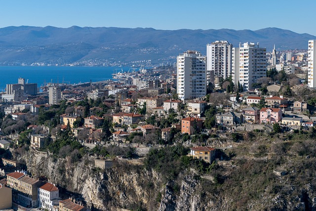 grad Rijeka<p dir=ltrRijeka, treći po veličini grad u Hrvatskoj i najveća luka na Jadranu, često je zanemarena u poređenju sa turistički razvijenijim destinacijama kao što su Split ili Dubrovnik. Ipak, Rijeka ima autentičnu priču, bogatu istoriju, snažan kulturni identitet i jedinstvenu kombinaciju industrijskog šarma i mediteranske opuštenosti. U ovom vodiču otkrivamo šta sve možete videti i doživeti u Rijeci, gde dobro jesti, koje manifestacije ne treba propustiti, i kako najlakše organizovati prevoz do Rijeke iz Beograda.<h2 dir=ltrGrad sa burnom istorijom i slobodarskim duhom</h2<p dir=ltrRijeka je kroz vekove bila pod raznim upravama – Austrougarskom, Italijom, Jugoslavijom – i taj uticaj i danas se vidi u arhitekturi, jeziku i atmosferi grada. Simbol grada je <strongTrsat</strong, srednjovekovna utvrda koja se uzdiže iznad grada i sa koje se pruža spektakularan pogled na Kvarner i ostrva.<p dir=ltrU podnožju Trsata nalazi se i <strongTrsatsko svetište</strong, jedno od najvažnijih hodočasničkih mesta u Hrvatskoj. Tu je i poznati <strongKorzo</strong, glavna pešačka zona i središte gradskog života, gde se oseća pravi puls Rijeke – od kafića i prodavnica, do uličnih umetnika i kulturnih događaja.<p dir=ltrPosebno mesto zauzima i <strongGuvernerova palata</strong, u kojoj je danas smešten <strongPomorski i istorijski muzej Hrvatskog primorja</strong, kao i <strongHrvatsko narodno kazalište Ivana pl. Zajca</strong, impozantna zgrada sa bogatim repertoarom.<h2 dir=ltrRijeka kao evropska prestonica kulture</h2<p dir=ltrGodine 2020. Rijeka je ponela titulu <strongEvropske prestonice kulture</strong, čime je dodatno ojačala svoj imidž kao grad umetnosti, alternative i kulture. U tom duhu, posetioci mogu obići brojne galerije, nezavisne kulturne prostore i događaje, poput <strongHartere</strong – festivala elektronske i alternativne muzike koji se održava u nekadašnjoj fabrici papira.<p dir=ltrNezaobilazna je i poseta <strongMuzeju moderne i suvremene umetnosti</strong, kao i razgledanje murala i ulične umetnosti po celom gradu.<h2 dir=ltrGastronomska ponuda – ukus Kvarnera</h2<p dir=ltrRiječka kuhinja je spoj kontinentalnih i mediteranskih uticaja. <a href=https://www.zajednookosveta.com/vodic-za-rijeku/Grad</a nudi odličan izbor restorana, konoba i ulične hrane, gde se mogu probati sveže pripremljene ribe, plodovi mora, razne tjestenine i mesna jela.<p dir=ltrPreporučuje se probati <strongkvarnerske škampe, brudet, janjetinu ispod peke</strong, kao i lokalna vina i maslinova ulja. Za sladokusce – <strongfritule, kroštule</strong i razni kolači sa orasima i suvim voćem.<h2 dir=ltrAktivnosti i izleti</h2<p dir=ltrOsim razgledanja grada, Rijeka je idealna kao baza za izlete. U neposrednoj blizini su atraktivne destinacije kao što su <a href=https://www.mojodmor.rs/blog/obilazak-prelepe-opatije-znamenitosti-istorija-i-plaze.html<strongOpatija</strong</a<strong, Crikvenica</strong, kao i ostrva <strongKrk, Cres i Lošinj</strong, do kojih se lako stiže trajektima.<p dir=ltrU letnjim mesecima, iako Rijeka nije poznata po klasičnim plažama, brojni meštani i turisti uživaju na obližnjim šljunkovitim i stenovitim plažama poput <strongKostrene, Kantride, Ploča</strong ili <strongPunta</strong.<p dir=ltrZa ljubitelje prirode i planinarenja, tu je <strongPark prirode Učka</strong, kao i šetnje i biciklističke staze duž Rječine.<h2 dir=ltrPrevoz do Rijeke iz Beograda</h2<p dir=ltrPutovanje iz Beograda do Rijeke može se organizovati na više načina, u zavisnosti od preferencija i budžeta:<ul<li dir=ltr<p dir=ltr<strongAutomobilom</strong: Put do Rijeke traje oko 6 do 7 sati vožnje, autoputem preko Zagreba i Karlovca. Ruta je udobna, ali podrazumeva troškove goriva, putarine i ume da bude naporna za vozače.</li<li dir=ltr<p dir=ltr<strongAutobusom</strong: Iako postoji autobuska linija, ne saobraća svakodnevno i često uključuje presedanja, pa nije najpraktičnija opcija, naročito za one sa decom ili većim brojem kofera.</li<li dir=ltr<p dir=ltrKombi prevoz do Rijeke: Sve popularniji izbor među putnicima iz Srbije je kombi prevoz Rijeka. Ova opcija je fleksibilna, komforna i štedi vreme i novac. Sistem „od vrata do vrata“ omogućava da vas vozač preuzme direktno na kućnoj adresi u Beogradu i ostavi vas ispred smeštaja u Rijeci – bez potrebe za dodatnim taksijem ili nošenjem prtljaga.</li</ul<p dir=ltrKombi vozila su klimatizovana, udobna i pogodna za duža putovanja. Vozači su profesionalci, a sama vožnja je organizovana tako da bude maksimalno efikasna, sa kraćim pauzama i minimalnim zadržavanjem. Posebno je zgodna opcija za porodice, starije putnike, i sve one koji žele bezbrižno putovanje.<h2 dir=ltrZaključak</h2<p dir=ltrRijeka je grad kontrasta i karaktera – mesto gde se spajaju istorija i savremenost, umetnost i industrija, more i planina. Nije klasična letnja destinacija, ali upravo to je čini posebnom. Njena otvorenost, raznovrsna ponuda i bogata kultura pružaju poseban doživljaj svakom posetiocu.<p dir=ltrAko tražite drugačiji odmor – urbani, aktivni, kulturno bogat – Rijeka je pravi izbor. A zahvaljujući dostupnim opcijama poput <a href=https://www.conectotravel.com/kombi-prevoz-putnika-do-rijeke/kombi prevoza Rijeka</a, čak je i dolazak do nje jednostavan i prijatan deo putovanja.