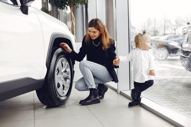 zena i dete pored automobila<p dir=ltrPorodični automobil se ne bira po istim kriterijumima kao vozilo za jednu osobu - prostor, udobnost i praktičnost svakodnevne vožnje postaju važniji od dizajna ili snage motora, a presudnu ulogu imaju navike koje porodica već ima, a ne marka ili trenutna moda.&nbsp;<p dir=ltrPre nego &scaron;to se upoređuju konkretni modeli, korisno je razumeti &scaron;ta zapravo oblikuje takav izbor. Do tog razumevanja najlak&scaron;e se dolazi kroz poređenje tri osnovna tipa karoserije - SUV-a, karavana i monovolumena - i onoga &scaron;to svaki od njih nudi u svakodnevnoj upotrebi.<h2 dir=ltr&Scaron;ta porodice danas traže od automobila?</h2<p dir=ltrKada razgovarate sa ljudima koji menjaju vozilo zbog pro&scaron;irenja porodice, primetićete da retko polaze od marke ili modela. Umesto toga, prva pitanja tiču se toga koliko prostora zaista treba u svakodnevici - da li je dovoljno pet mesta, da li je važniji veći prtljažnik ili je presudnija lakoća parkiranja u gradu.&nbsp;<p dir=ltrStvarna upotreba vozila često se razlikuje od onoga &scaron;to se unapred zami&scaron;lja, pa je iskustvo iz svakodnevne vožnje ono &scaron;to na kraju oblikuje odluku.<p dir=ltrRazlike u utovaru, preglednosti i pristupu zadnjem redu sedi&scaron;ta često odlučuju vi&scaron;e od samog izgleda automobila. Porodica sa malom decom procenjuje vozilo drugačije nego porodica sa tinejdžerima, jer se menjaju i zahtevi u pogledu sigurnosnih sedi&scaron;ta, prostora za kolica ili jednostavnog ulaska i izlaska iz vozila. Zbog toga se u praksi retko de&scaron;ava da jedan tip karoserije bude univerzalno re&scaron;enje za sve.<p dir=ltrZanimljivo je da mnogi roditelji tek posle nekoliko meseci kori&scaron;ćenja shvate &scaron;ta im je zaista bilo potrebno. Neko ko je očekivao da će mu prostran prtljažnik biti prioritet, često otkrije da mu je važnija visina sedi&scaron;ta pri sme&scaron;tanju deteta u auto-sedi&scaron;te. Ovu vrstu iskustva te&scaron;ko je predvideti unapred, &scaron;to dodatno komplikuje odluku pri kupovini.<h2 dir=ltrSUV kada su prioritet visina i preglednost</h2<p dir=ltrSUV vozila su poslednjih godina postala dominantan izbor za porodice, delimično zbog udobnosti koju pruža vi&scaron;a pozicija sedenja. Vozač i suvozač imaju bolji pregled saobraćaja, &scaron;to posebno cene roditelji koji voze u gradskoj gužvi ili parkiraju u tesnim prostorima. Visina ulaska takođe olak&scaron;ava sme&scaron;tanje dece u auto-sedi&scaron;ta, jer se izbegava duboko saginjanje karakteristično za niže karoserije.<p dir=ltrSa druge strane, veća masa i vi&scaron;i centar gravitacije mogu uticati na potro&scaron;nju goriva i pona&scaron;anje vozila pri brzim manevrima. Porodice koje često voze na duže relacije obično ovaj ustupak smatraju prihvatljivim, jer prednosti u svakodnevnoj upotrebi nadma&scaron;uju povremene nedostatke na otvorenom putu. Iskustvo pokazuje da SUV-ovi najvi&scaron;e odgovaraju onima kojima je gradska vožnja svakodnevica, a duži put izuzetak.<p dir=ltrKratka probna vožnja može pomoći da se proveri koji tip vozila vi&scaron;e odgovara porodici, posebno kada je reč o osećaju visine i preglednosti iz vozačke pozicije. Neki roditelji, na primer, odluče da <a href=https://benicassimcars.rs/pronađu pouzdanu rent a car agenciju u Beogradu</a i unajme SUV na vikend, kako bi proverili kako im odgovara u praksi. Takav kratkoročni test često pokaže vi&scaron;e nego bilo koji opis specifikacija u oglasu.<p dir=ltrTaj vid provere posebno je koristan porodicama koje razmi&scaron;ljaju o promeni tipa vozila, ali nisu sigurne da li im vi&scaron;a karoserija zaista odgovara. Umesto da se oslanjaju isključivo na utiske drugih vlasnika, mogu same da provere kako im prija vožnja tokom kraćeg putovanja. Ovakav pristup smanjuje rizik od kupovine vozila koje na kraju ne odgovara stvarnim potrebama.+<p dir=ltr<img class=fr-dib fr-draggable src=/login/images/pexels-rdne-6182656---96996eb31e183cd0d29120b75503b7b33acad808.jpg style=width: 100%; alt=decak sedi na gepeku automobila<h2 dir=ltrKaravan kada prostor mora da se koristi pametno</h2<p dir=ltrKaravan i dalje ostaje izbor porodica kojima je prtljažni <a href=https://www.mojodmor.rs/blog/bolji-vazduh-bolji-odmor-kako-da-izaberete-pravi-smestaj.htmlprostor</a prioritet, ali bez žrtvovanja lakoće vožnje karakteristične za niže karoserije. Ravna utovarna povr&scaron;ina i &scaron;iroka zadnja vrata olak&scaron;avaju sme&scaron;tanje kolica, sportske opreme ili prtljaga za putovanje, dok niži centar gravitacije doprinosi stabilnijem pona&scaron;anju u krivinama. Za porodice koje često putuju automobilom na duže relacije, ova kombinacija često predstavlja praktičniji izbor od SUV modela.<p dir=ltrZamislite porodicu koja svakog leta putuje na more sa dvoje dece, opremom za plažu i dodatnim prtljagom. Karavan u tom scenariju omogućava da se sav teret organizovano rasporedi, bez potrebe za krovnim nosačem ili dodatnim kutijama. Ovaj praktičan primer često najbolje pokazuje za&scaron;to neke porodice, uprkos modernom trendu SUV-ova, i dalje ostaju verne klasičnom karavanu.<p dir=ltrManja visina karoserije takođe olak&scaron;ava svakodnevno parkiranje u garažama sa ograničenom visinom, &scaron;to u urbanim sredinama nije zanemarljiv detalj. Nedostatak koji se često pominje jeste ne&scaron;to niža pozicija sedenja u poređenju sa SUV modelima, ali za mnoge vozače to nije prepreka, već pitanje navike. Porodice koje su ranije vozile niže automobile obično se brzo prilagode i ne doživljavaju to kao ograničenje.<h2 dir=ltrMonovolumen kada su važni pristup i fleksibilnost</h2<p dir=ltrMonovolumen se u poslednje vreme ređe pominje u ponudama, ali za određene porodice i dalje predstavlja najfunkcionalnije re&scaron;enje. Klizna zadnja vrata, ravan pod i fleksibilan raspored sedi&scaron;ta omogućavaju kombinacije koje SUV i karavan te&scaron;ko mogu da ponude. <a href=https://www.mojodmor.rs/blog/isplanirajte-savrseno-porodicno-putovanje-ovog-leta.htmlPorodice</a sa troje ili vi&scaron;e dece često prepoznaju ovu prednost u praksi, jer ona omogućava lak&scaron;e prilagođavanje broja putnika i količine prtljaga u zavisnosti od prilike.<p dir=ltrPristup zadnjem redu sedi&scaron;ta u monovolumenu je obično jednostavniji nego kod ostalih tipova karoserije, &scaron;to olak&scaron;ava svakodnevno ukrcavanje i iskrcavanje dece.&nbsp;<p dir=ltrOva prednost posebno dolazi do izražaja kod porodica sa vi&scaron;e dece različitog uzrasta, gde se često kombinuju auto-sedi&scaron;ta, pojačivači i obično sedenje. Fleksibilnost sedi&scaron;ta, koja omogućava sklapanje ili potpuno uklanjanje pojedinih redova, dodatno pro&scaron;iruje mogućnosti kori&scaron;ćenja vozila.<p dir=ltrIako monovolumen nije toliko zastupljen u savremenim oglasima koliko je nekada bio, iskustva vlasnika i dalje potvrđuju njegovu praktičnost. Neretko se de&scaron;ava da porodica koja je pre&scaron;la na SUV, posle nekog vremena poželi nazad fleksibilnost koju je imala sa monovolumenom. To pokazuje da moda i trenutna popularnost tipa vozila ne moraju uvek da se poklope sa stvarnim potrebama korisnika.<h2 dir=ltrKako doneti odluku bez žurbe?</h2<p dir=ltrKada se sve prednosti i nedostaci saberu, postaje jasno da ne postoji univerzalno najbolje re&scaron;enje za sve porodice. SUV nudi preglednost i lak&scaron;i ulazak, karavan pruža praktičan prostor uz nižu potro&scaron;nju, a monovolumen donosi fleksibilnost kakvu drugi tipovi karoserije retko mogu da ponude.&nbsp;<p dir=ltrOdluka zavisi od toga koje od ovih svojstava porodica najvi&scaron;e koristi u svakodnevnom životu. Najvažnije je uskladiti automobil sa stvarnim navikama, a ne sa pretpostavkom &scaron;ta bi &bdquo;trebalo&ldquo; da odgovara porodici.<p dir=ltrPri takvom izboru korisno je sagledati i &scaron;iri kontekst porodičnih navika, tro&scaron;kova i načina organizacije obaveza. <a href=https://gde.rs/Vodič kroz svakodnevni život u Srbiji</a može pomoći da se potrebe za automobilom posmatraju zajedno sa uslovima gradske vožnje, putovanjima, dostupno&scaron;ću parkinga i tro&scaron;kovima održavanja, jer upravo ti faktori često određuju koji tip vozila je dugoročno najpraktičniji.<p dir=ltrVredi pogledati i suprotnu stranu priče - nekim porodicama uop&scaron;te nije potreban veći automobil, već im vi&scaron;e odgovara kompaktno vozilo koje je lak&scaron;e za parkiranje i održavanje.&nbsp;<p dir=ltrNe treba svaka promena životnih okolnosti automatski da znači kupovinu veće karoserije. Ponekad je bolje re&scaron;enje jednostavno preraspodeliti prostor u postojećem vozilu ili prilagoditi navike putovanja.<p dir=ltrPraktičan savet za one koji nisu sigurni jeste da probaju vozilo pre nego &scaron;to donesu konačnu odluku, umesto da se oslanjaju isključivo na specifikacije iz oglasa. Kratko iskustvo vožnje, čak i tokom vikend izleta, često otkriva detalje koje opis na papiru ne može da prenese. Na kraju, porodični automobil se ne bira po trendu, već po tome koliko dobro prati svakodnevni ritam onih koji ga koriste.