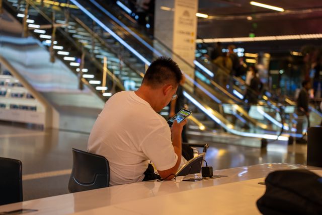Muškarac u beloj majici sedi i koristi mobilni telefon ispred pokretnih stepenica<p dir=ltrSvako ko je putovao avionom zna taj osećaj - prijavili ste se na vreme, pro&scaron;li kontrolu, a onda vas dočeka tabla sa satima do ukrcavanja koji se sporo odbrojavaju. Aerodromsko čekanje je čudna vrsta vremena: ni odmor ni obaveza, ne&scaron;to između. Kako ga provedete često odlučuje da li ćete u let ući odmorni i raspoloženi ili iscrpljeni pre nego &scaron;to je putovanje i počelo.<h2 dir=ltr&Scaron;ta najvi&scaron;e umara tokom dugog čekanja?</h2<p dir=ltrUmor na aerodromu retko dolazi od samog sedenja. Če&scaron;će ga stvara kombinacija buke, svetla i neizvesnosti- najave koje se ne razumeju do kraja, redovi koji se pomeraju sporije nego &scaron;to biste želeli, promene gejtova u poslednji čas. Telo je u stanju blage pripravnosti, a to iscrpljuje čak i kada fizički ne radite ni&scaron;ta.<p dir=ltrZamislite scenu koju je gotovo svaki putnik doživeo: sedite na tvrdoj stolici, kofer vam pritiska koleno, a pored vas neko naglas priča telefonom već dva sata. Vreme prolazi, ali osećaj olak&scaron;anja ne dolazi. Upravo taj kontrast između nepomičnosti i unutra&scaron;nje napetosti ono je &scaron;to najvi&scaron;e umara, vi&scaron;e nego samo čekanje kao takvo.<p dir=ltrDodatni problem predstavlja i gubitak osećaja kontrole. Kada ne znate tačno koliko će čekanje trajati ili da li će doći do promene, um automatski prelazi u režim opreza. Zato je prvi korak u lak&scaron;em podno&scaron;enju čekanja upravo prihvatanje da je ono sastavni deo putovanja, a ne prepreka koju treba &scaron;to pre savladati.<h2 dir=ltrRituali koji vraćaju osećaj kontrole</h2<p dir=ltrMali, ponovljivi rituali pomažu da povratite osećaj da vreme radi za vas, a ne protiv vas. Umesto da bezvoljno lutate između izloga, korisno je da unapred defini&scaron;ete nekoliko koraka koje ćete obaviti čim sednete na aerodromu.<ul<li dir=ltr<p dir=ltrProvera dokumenata i gejta - kratak pogled na kartu i raspored smanjuje kasniju anksioznost.</li<li dir=ltr<p dir=ltrKratka &scaron;etnja terminalom - deset do petnaest minuta hoda pomaže cirkulaciji, posebno pre dugog leta.</li<li dir=ltr<p dir=ltrFiksna tačka za odmor - odaberite mesto gde ćete sedeti većinu vremena, umesto stalnog preme&scaron;tanja.</li</ul<p dir=ltrOvi rituali nemaju za cilj da ispune svaku minutu, već da vam vrate osećaj da imate plan. Kada znate &scaron;ta radite u narednih pola sata, čekanje prestaje da bude prazan prostor i postaje niz malih, savladivih koraka.<h2 dir=ltrPametni načini da ispunite pauzu</h2<p dir=ltrKada se osnovni rituali obave, ostaje pitanje kako ispuniti preostalo vreme na način koji ne tro&scaron;i energiju, već je vraća. Ovde je važno razlikovati aktivnosti koje odmaraju od onih koje samo deluju kao odmor, a u stvari dodatno zamaraju.<p dir=ltrČitanje, slu&scaron;anje podkasta ili jednostavno posmatranje aerodromske vreve mogu biti iznenađujuće efikasni. Mnogi putnici otkriju da im upravo posmatranje ljudi - ko žuri, ko se opu&scaron;ta, ko se prvi put ukrcava na let - brže prolazi vreme nego &scaron;to su očekivali. To je aktivnost koja ne zahteva ulaganje energije, a istovremeno zaokuplja pažnju.<p dir=ltrZa one koji vole digitalnu zabavu, aerodromska pauza je često idealan trenutak za kratke, jasno vremenski ograničene sadržaje. Ako vam prija ne&scaron;to interaktivnije od čitanja ili slu&scaron;anja sadržaja, <a href=https://serbianunderground.com/kako-su-digitalne-igre-promenile-nacin-na-koji-provodimo-vece/provedite veče uz digitalne igre</a koje ne zahtevaju mnogo vremena i koje lako možete prekinuti kada dođe vreme za ukrcavanje.<p dir=ltrOvde se kao ilustracija može navesti i to <a href=https://www.formula.ba/blog/kako-se-igra-aviator-4-strategije-za-unosne-dobitkekako se igra Aviator</a - jednostavna online igra kod koje partija traje kratko, a pravila se razumeju za nekoliko sekundi.&nbsp;<p dir=ltrBa&scaron; zato &scaron;to ne zahteva dugotrajnu koncentraciju, ovakva vrsta zabave lako staje u pauzu od petnaest ili dvadeset minuta, bez osećaja da ste ne&scaron;to zapostavili.<p dir=ltrIpak, svaka <a href=https://www.mojodmor.rs/blog/zasto-je-plivanje-idealna-fizicka-aktivnost-na-putovanju.htmlaktivnost</a koja uključuje klađenje ili igre na sreću treba da bude prilagođena va&scaron;em budžetu i vremenu koje joj posvećujete, a ne obrnuto. Ovakav vid zabave nije zamena za odmor. To je samo jedan od mogućih načina da se vreme provede lak&scaron;e, uz svest o umerenosti i odgovornom pristupu.<p dir=ltr<img class=fr-dib fr-draggable src=/login/images/pexels-krebsatka-19246011---f35ba70f7b31ac4b5f94f23c8e71943fd5a109f1.jpg style=width: 100%; alt=Osoba sedi u aerodromskoj čekaonici pored velikog prozora<h2 dir=ltrKada je vreme za kratku digitalnu zabavu?</h2<p dir=ltrNije svaki trenutak čekanja pogodan za telefon u ruci. Postoji razlika između faze kada ste tek stigli na aerodrom, puni energije, i faze kasno uveče, kada su oči umorne, a koncentracija opada. U toj drugoj fazi, kratka i jasno ograničena digitalna zabava ima vi&scaron;e smisla nego dugo skrolovanje bez cilja.<p dir=ltrAko primetite da vam ekran postaje jedini fokus, korisno je postaviti sebi vremenski okvir - recimo, dvadesetak minuta - i zatim ga stvarno ispo&scaron;tovati. Igre poput one spomenute ranije, kod kojih se rezultat jedne partije vidi gotovo odmah, prirodno se uklapaju u takav format jer vas ne teraju da ostanete duže nego &scaron;to ste planirali.<p dir=ltrPostoji i suprotna strana priče. Neki putnici, naprotiv, koriste čekanje kao izgovor da se potpuno isključe od ekrana - da odspavaju, pi&scaron;u dnevnik ili samo gledaju kroz prozor terminala. Oba pristupa su valjana- sve zavisi od toga &scaron;ta vam u tom trenutku vi&scaron;e odmara nervni sistem, a ne od toga &scaron;ta drugi putnici rade oko vas.<h2 dir=ltrKako sačuvati energiju do poletanja?</h2<p dir=ltrBez obzira na to kako birate da ispunite vreme, energija koju sačuvate do poletanja direktno utiče na to kako ćete se osećati na destinaciji. Zato je korisno unapred rasporediti obroke, punjenje telefona i kratke pauze za odmor, umesto da sve to re&scaron;avate u poslednjih pola sata pre ukrcavanja.<p dir=ltrBaterija telefona često postaje izvor stresa kad opadne ispod dvadeset odsto, ba&scaron; u trenutku kada vam je najpotrebnija za kartu za ukrcavanje ili obave&scaron;tenja o gejtu. Praktičan savet je da punjenje planirate unapred, čim primetite slobodnu utičnicu, umesto da čekate kritični nivo. Isto važi za obroke - lak&scaron;a i ranija hrana sprečava pad energije ba&scaron; u trenutku kada treba da krenete prema gejtu.<p dir=ltrKratak <a href=https://www.mojodmor.rs/blog/zasto-je-odmor-vazniji-nego-sto-mislimo.htmlodmor</a, čak i u vidu nekoliko minuta zatvorenih očiju uz slu&scaron;alice, može značajno promeniti kako se osećate na sletanju. Umesto da čekanje na aerodromu doživljavate kao izgubljeno vreme, možete ga posmatrati kao poslednju priliku da se pripremite - i telesno i mentalno - za sve &scaron;to vas čeka na drugoj strani leta.